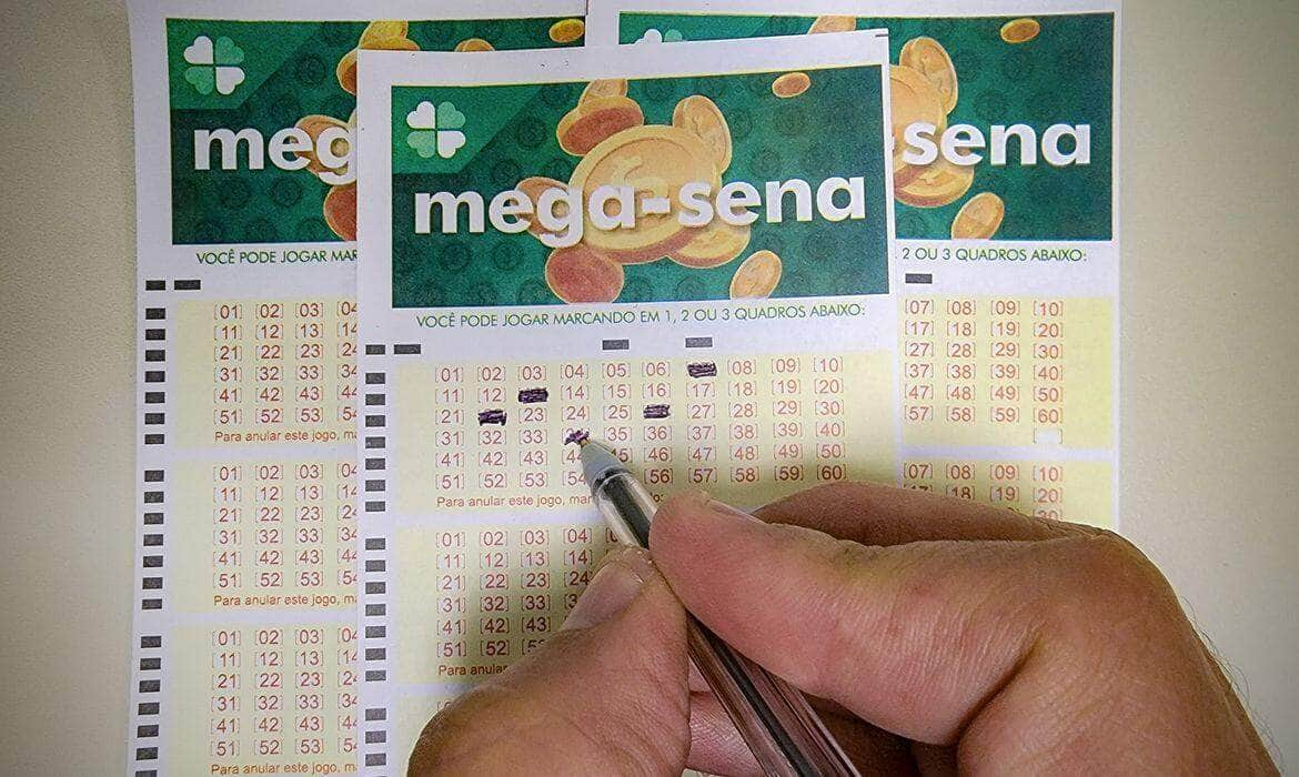 22/06/2023 - Brasília - Mega-Sena, concurso da Mega-Sena, jogos da Mega-Sena, loteria da Mega-Sena. - Volantes da Mega Sena sendo preenchidos para apostas em casas lotéricas da Caixa. Foto: Rafa Neddermeyer/Agência Brasil/Arquivo