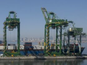 Atracação de navios no Caís do Porto do Rio de Janeiro, guindaste, container. Por: Arquivo/26. 07. 2012/Tânia Rêgo/Agência Brasil
