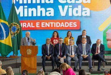 Brasília (DF), 10/04/2024 - O presidente Luiz Inácio Lula da Silva, acompanhado do vice-presidente, Geraldo Alckmin, e dos ministros de Relações Institucionais, Alexandre Padilha, da Casa Civil, Rui Costa, da Secretaria Geral, Márcio Macedo, e das Cidades, Jader Filho, durante anúncio do resultado da seleção do Minha Casa, Minha Vida nas modalidades Rural e Entidades. Foto: Fabio Rodrigues-Pozzebom/Agência Brasil