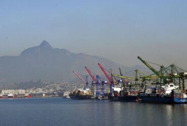 Atracação de navios no Caís do Porto do Rio de Janeiro, guindaste, container. Por: Tânia Rêgo/Agência Brasil