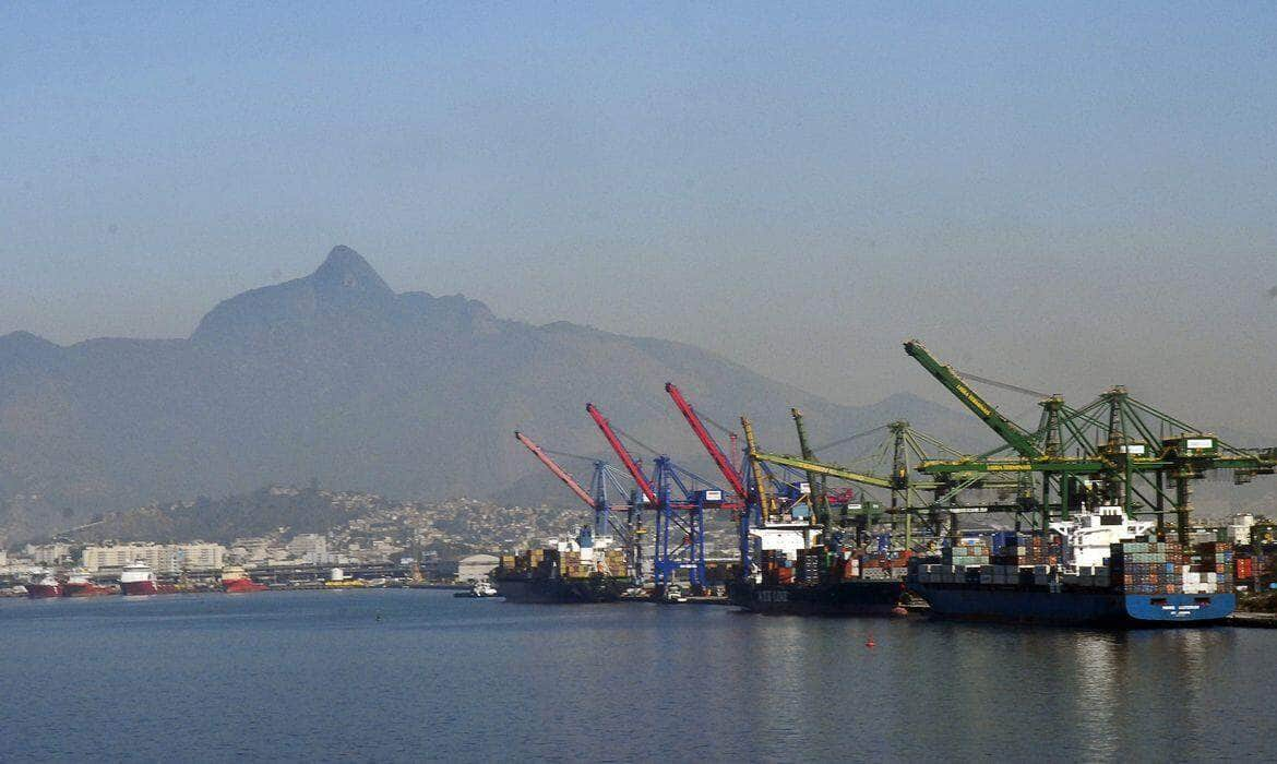 Atracação de navios no Caís do Porto do Rio de Janeiro, guindaste, container. Por: Tânia Rêgo/Agência Brasil