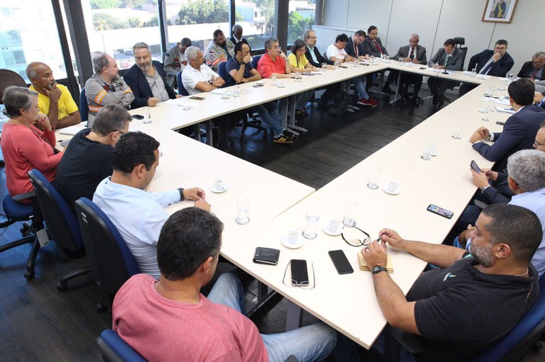 Ministro Luiz Marinho recebe trabalhadores da Eletrobras -