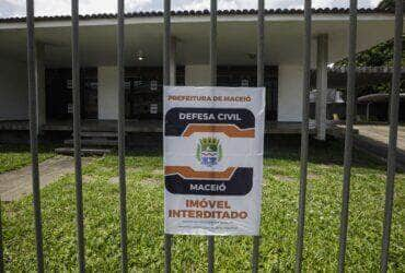 Maceió (AL) 17/12/2023 – Casas nas proximidades da mina n°18 da mineradora Braskem na lagoa de Mundaú são interditadas com os avisos colocados pela prefeitura de Maceió e a Defesa Civil. Foto: Joédson Alves/Agência Brasil