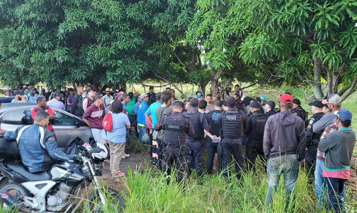 Nesse momento mais de dez viaturas do 8º Batalhão da Policia Militar cercam o assentamento Josué de Castro em Campos dos Goytacazes-RJ. Foto: MST Oficial/X