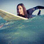 mulher em surf wetsuit - Fotos do Canva