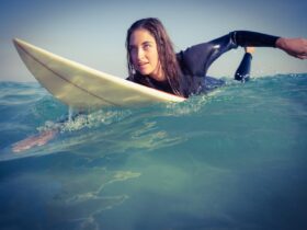 mulher em surf wetsuit - Fotos do Canva