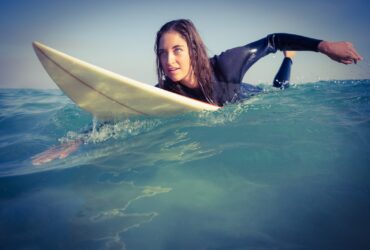 mulher em surf wetsuit - Fotos do Canva