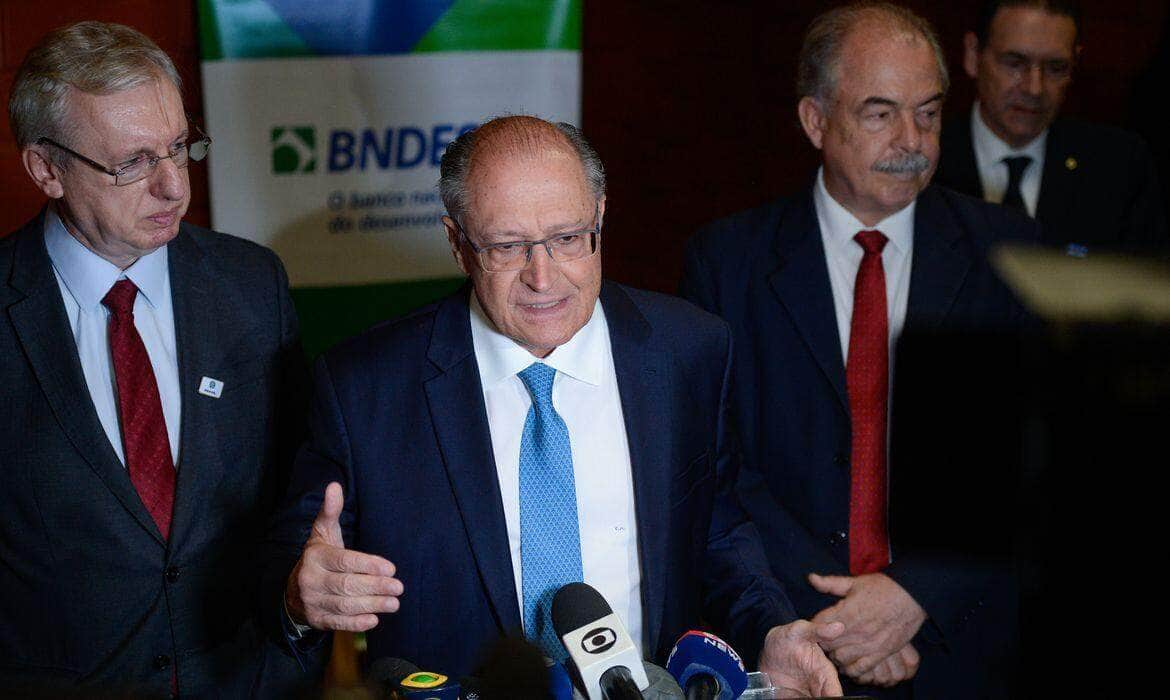 Rio de Janeiro (RJ), 25/04/2024 – O vice-presidente da República e ministro do Desenvolvimento, Indústria, Comércio e Serviços, Geraldo Alckmin, durante abertura do Fórum de Debate para o Desenvolvimento, na sede do Banco Nacional de Desenvolvimento Econômico e Social (BNDES), no centro do Rio de Janeiro. Foto: Tomaz Silva/Agência Brasil