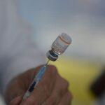 O secretário municipal de Saúde do Rio, Daniel Soranz mostra vacina contra Covid-19 para crianças, no Rio de Janeiro Por: Tomaz Silva/Agência Brasil