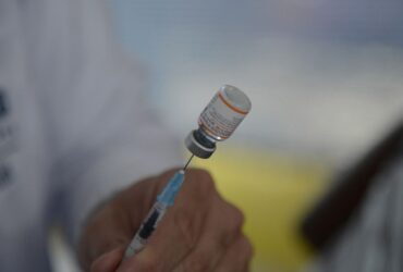O secretário municipal de Saúde do Rio, Daniel Soranz mostra vacina contra Covid-19 para crianças, no Rio de Janeiro Por: Tomaz Silva/Agência Brasil