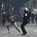 Rio de Janeiro (RJ), 04/11/2023 - Torcedores do Fluminense confrontam policiais militares e guardas municipais em acesso bloqueado ao Maracanã, na Rua São Francisco Xavier, antes da final da Copa Libertadores contra o Boca Juniors. Foto: Fernando Frazão/Agência Brasil