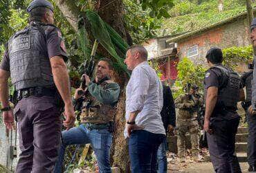 Secretário da Segurança Pública, Derrite, Delegado Geral, Dr. Artur Dian e Comandante Geral da PM, Coronel Cássio, participam da “Operação Escudo”, no Guarujá. Foto: Polícia Civil de SP/Twitter