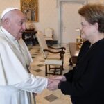 Papa Francisco recebe a ex-presidenta Dilma Rousseff. Foto: Vatican Media