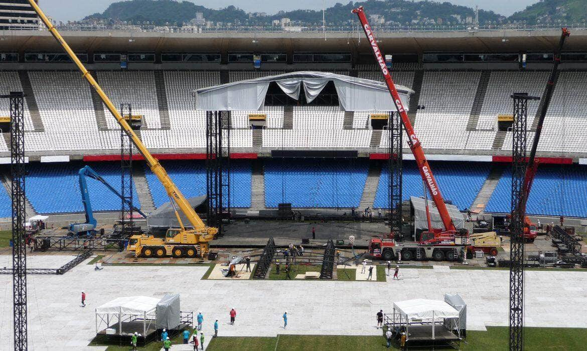 Palco para show de Madonna começa a tomar forma no gramado do Maracanã Por: Marcelo Santos