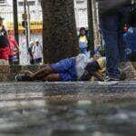 São Paulo (SP) 21/02/2024 - Estudo da UFMG mostra aumento do número de moradores de rua na capital. Moradores de rua recebem comida na Sé em SP. Foto: Paulo Pinto/Agência Brasil