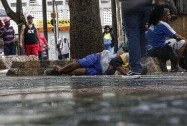 São Paulo (SP) 21/02/2024 - Estudo da UFMG mostra aumento do número de moradores de rua na capital. Moradores de rua recebem comida na Sé em SP. Foto: Paulo Pinto/Agência Brasil