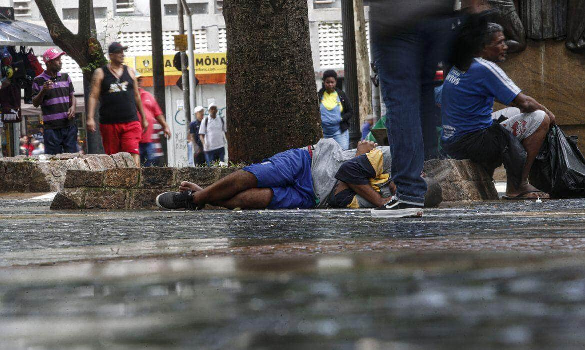 São Paulo (SP) 21/02/2024 - Estudo da UFMG mostra aumento do número de moradores de rua na capital. Moradores de rua recebem comida na Sé em SP. Foto: Paulo Pinto/Agência Brasil