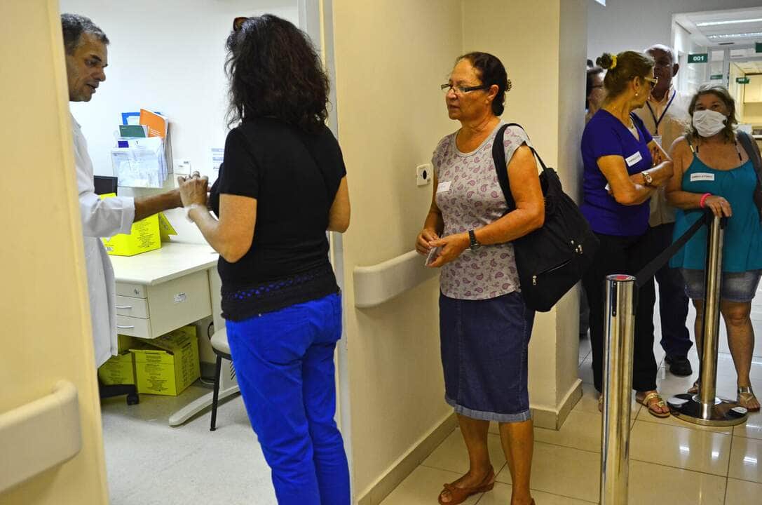 São Paulo - Primeiro dia de vacinação de idosos, gestantes e crianças até 5 anos, no Instituto de Infectologia Emílio Ribas, região central (Rovena Rosa/Agência Brasil)