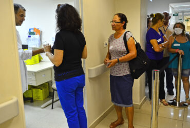 São Paulo - Primeiro dia de vacinação de idosos, gestantes e crianças até 5 anos, no Instituto de Infectologia Emílio Ribas, região central (Rovena Rosa/Agência Brasil)