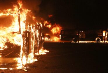Rio de Janeiro - Ônibus são incendiados durante protesto contra as reformas trabalhista e da Previdência (Vladimir Platonow/Agência Brasil)