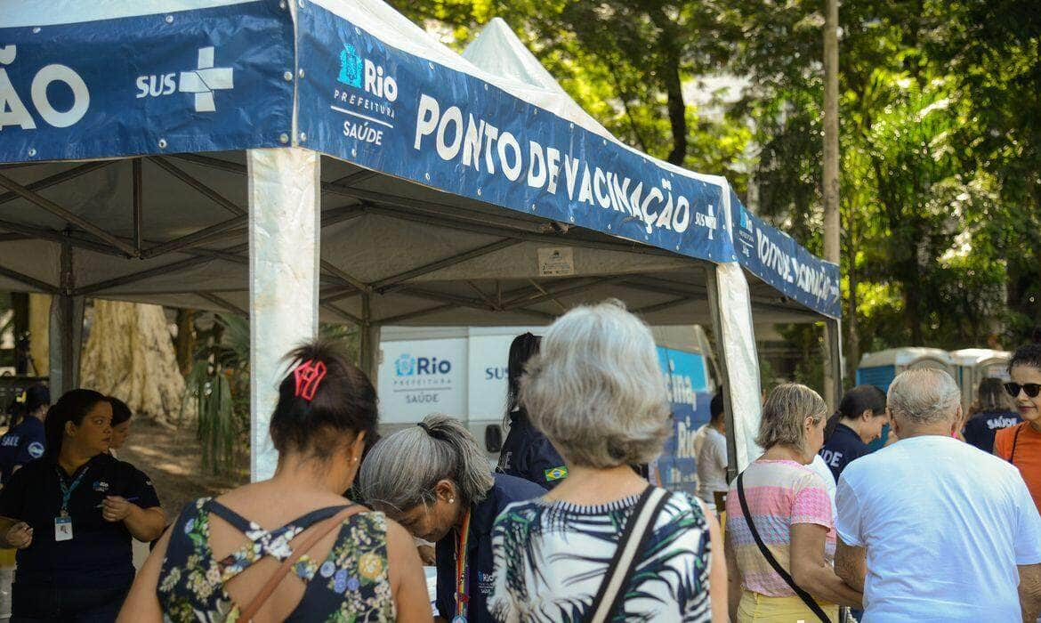 Rio de Janeiro (RJ), 13/04/2024 – População participa do dia D de vacinação contra a gripe, na Praça Afonso Pena, na Tijuca, zona norte da capital fluminense. Foto: Tomaz Silva/Agência Brasil