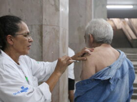 São Paulo (SP), 02/05/2023 - Aplicação da vacina bivalente contra a covid-19 no posto móvel de vacinação da Unidade Básica de Saúde - UBS República na galeria subterrânea da praça do Patriarca. Foto: Rovena Rosa/Agência Brasil