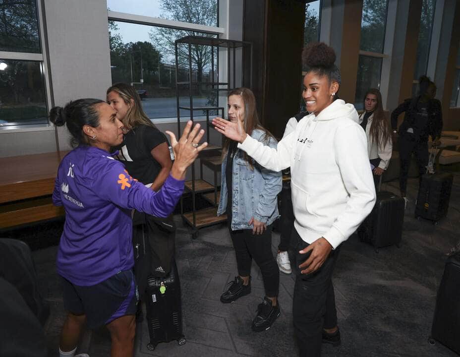 Marta cumprimenta Tarciane na apresentção em Atlanta, para disputa do Torneio SheBelieves, em 01/04/2024 Por: Lívia Villas Boas/CBF/Direitos Reservados
