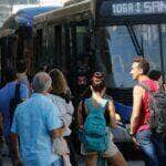 São Paulo (SP), 24/03/2023 - Passageiros embarcam em ônibus na Luz no segundo dia de greve dos metroviários em São Paulo. Foto: Fernando Frazão/Agência Brasil