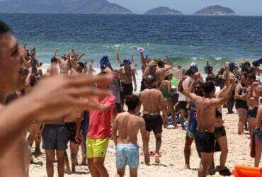 Rio de Janeiro (RJ), 03/11/2023 - Torcedores do Boca Juniors se reúnem na Praia de Copacabana. Amanhã o time do Boca enfrenta o Fluminense na partida final da Copa Libertadores da América. Foto: Tânia Rêgo/Agência Brasil