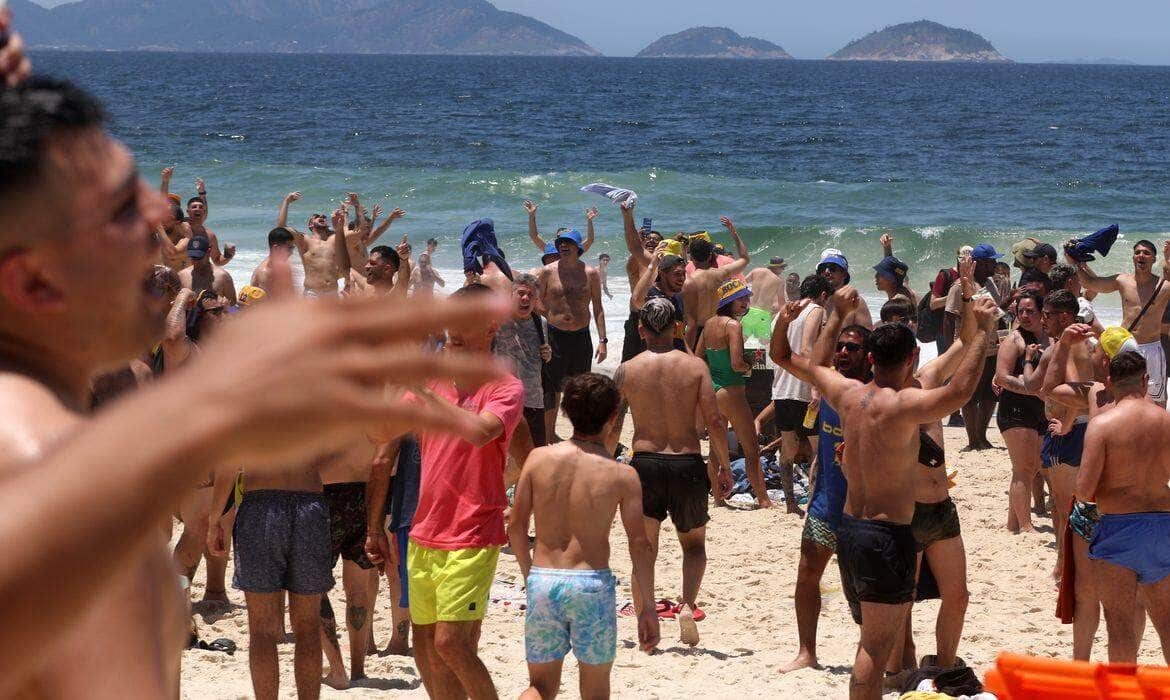 Rio de Janeiro (RJ), 03/11/2023 - Torcedores do Boca Juniors se reúnem na Praia de Copacabana. Amanhã o time do Boca enfrenta o Fluminense na partida final da Copa Libertadores da América. Foto: Tânia Rêgo/Agência Brasil