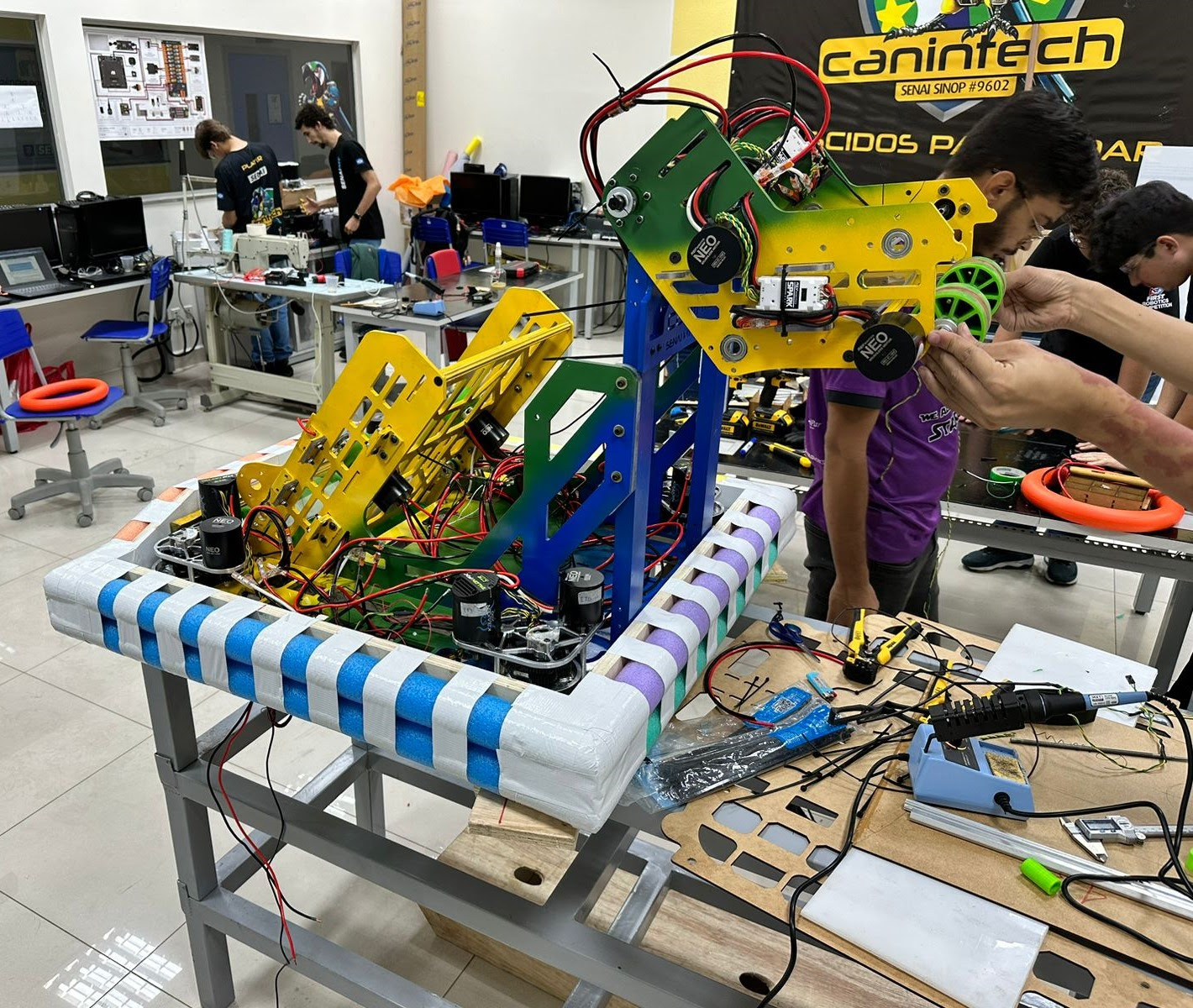 Estudantes de Mato Grosso se preparam para a competição mundial de robótica nos Estados Unidos