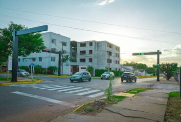 Semáforo na Avenida Pará com Tocantins garante mais segurança para motoristas e pedestres em Lucas do Rio Verde.