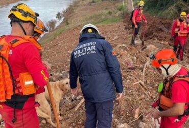 Bombeiros de Mato Grosso iniciam resgate de família soterrada no Rio Grande do Sul