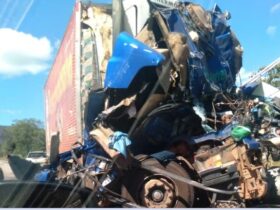 Homem morre e dois ficam feridos em colisão entre caminhões em Mato Grosso