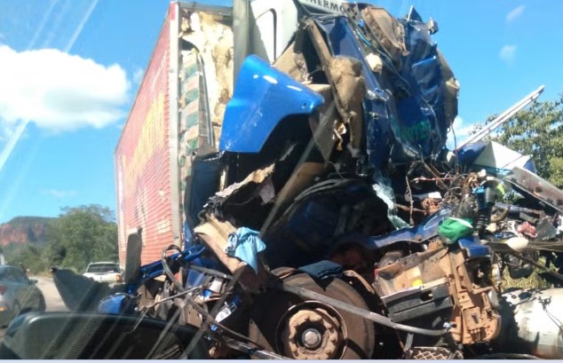 Homem morre e dois ficam feridos em colisão entre caminhões em Mato Grosso