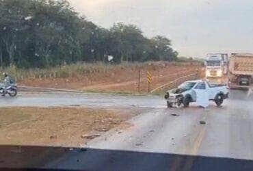 Colisão entre pick-up Strada e carreta na BR-163 é registrado em Nova Mutum