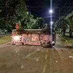 Camioneta tomba após colidir com carro estacionado no centro de Nova Mutum