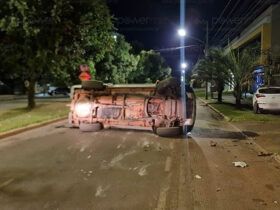 Camioneta tomba após colidir com carro estacionado no centro de Nova Mutum