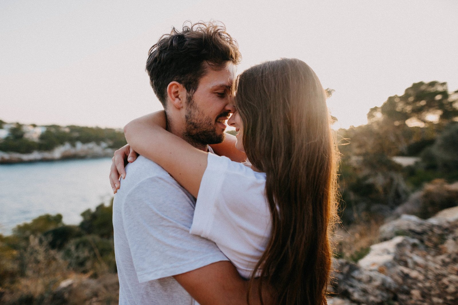 Casal doce durante o pôr do sol - Fotos do Canva