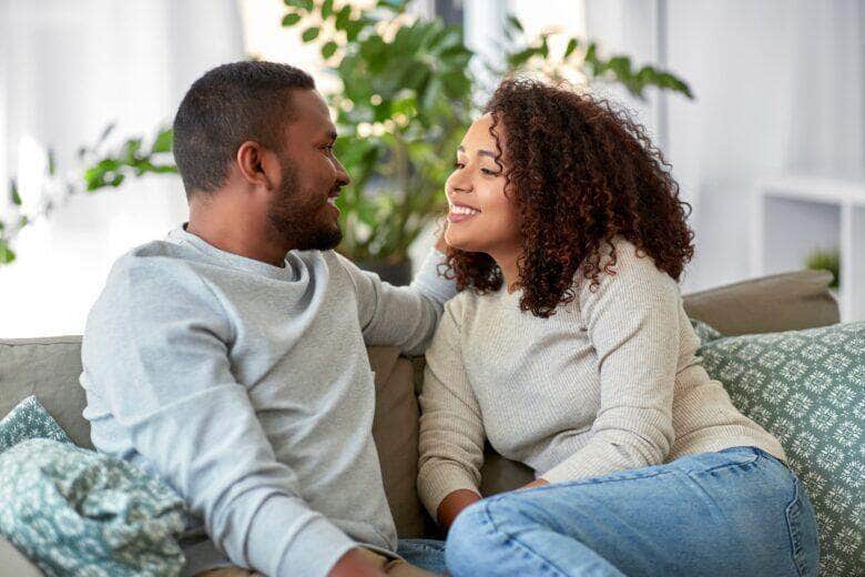 Casal romântico conversando no sofá - Fotos do Canva