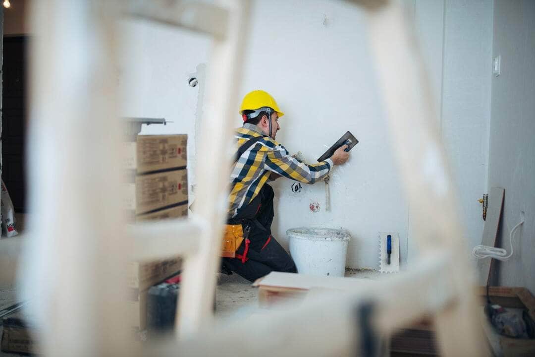 Construction Worker Plastered Wall - Fotos do Canva