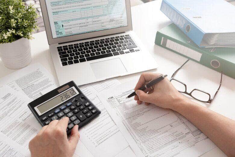 Contador que trabalha com formulários de impostos - Fotos do Canva