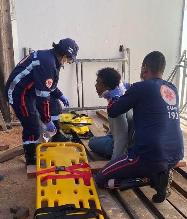 Bombeiros socorrem homem que caiu de telhado de 3 metros de altura.