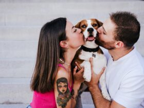 Jovem casal beijando seu cachorro - Fotos do Canva