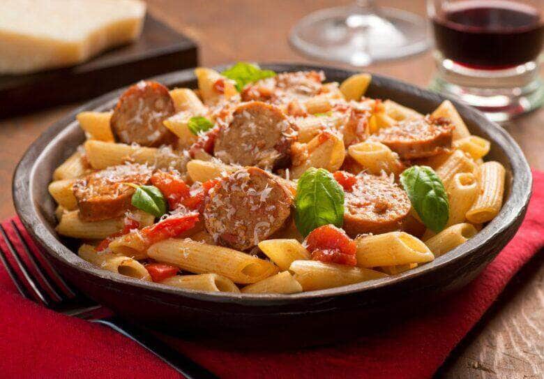 Macarrão com linguiça calabresa - Foto do Canva