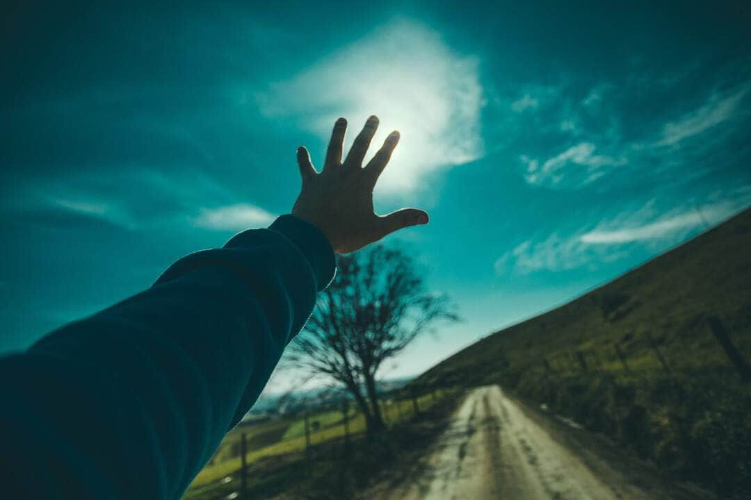 Mão alcançando o céu - Fotos do Canva