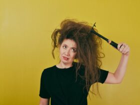 Menina irritada penteando o cabelo - Fotos do Canva
