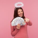 Mulher com halo e dinheiro disponível em fundo rosa - Fotos do Canva