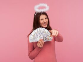 Mulher com halo e dinheiro disponível em fundo rosa - Fotos do Canva