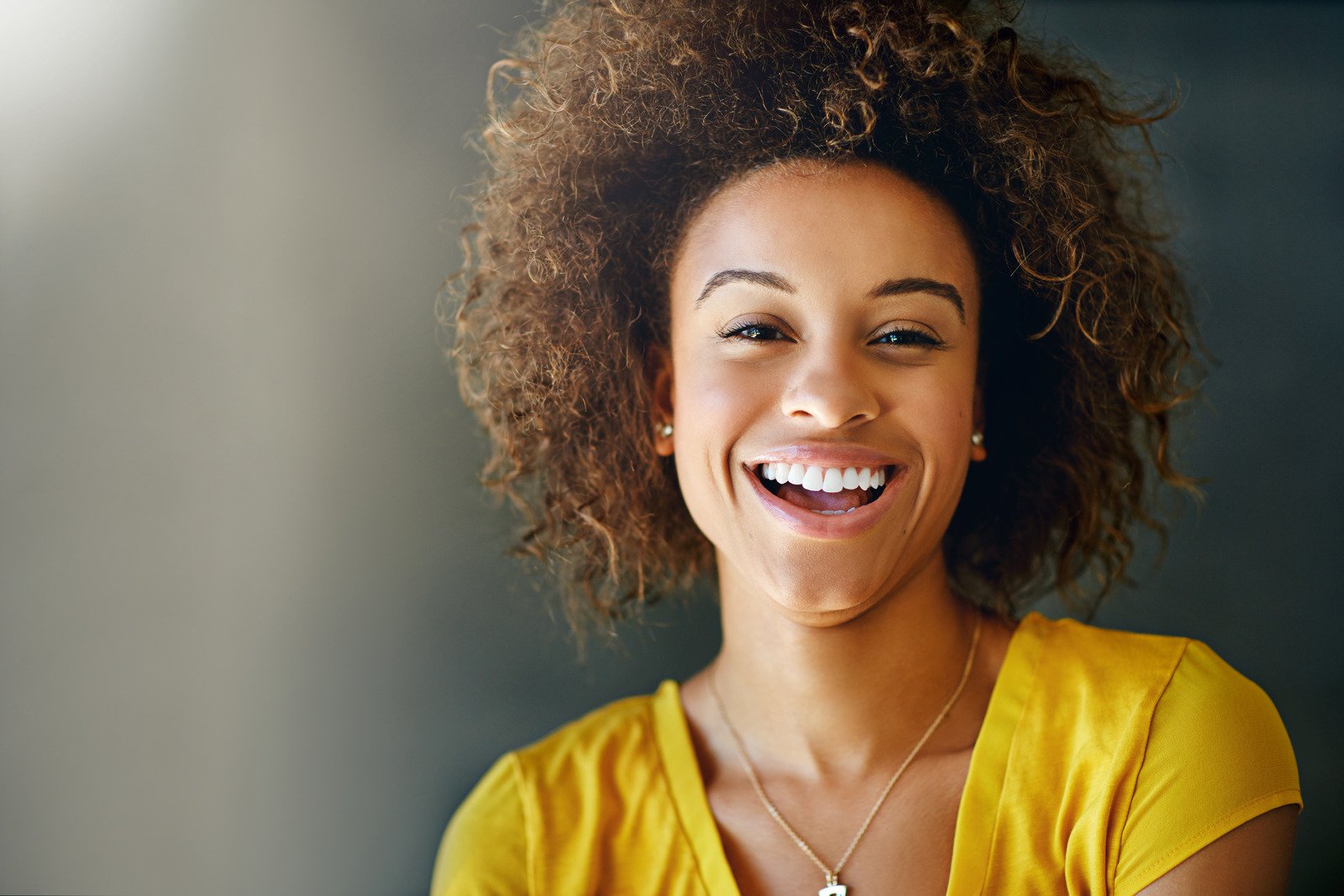 Mulher com sorriso contagiante - Fotos do Canva